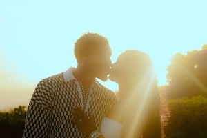 永利官网-米切尔求婚成功！未婚妻可可-琼斯是知名歌手兼演员！