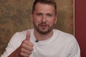 yl7703永利-东契奇用中文欢迎杨瀚森加入NBA愿意把手机号给小杨加好友