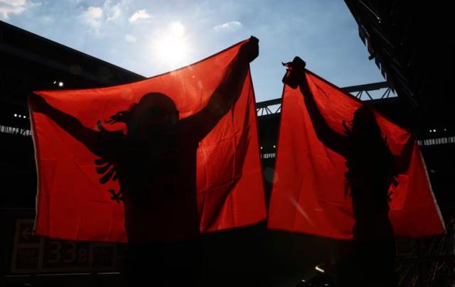 永利官网-【伯览欧洲杯】狗澡盆里的食品，欧洲杯上的友谊